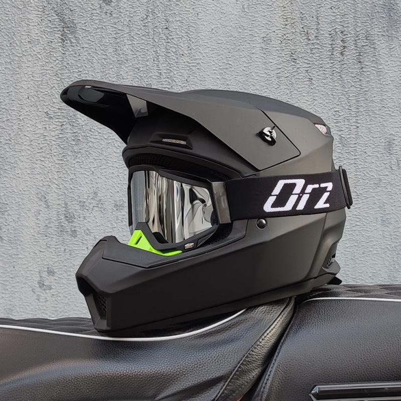 Gross black helmet